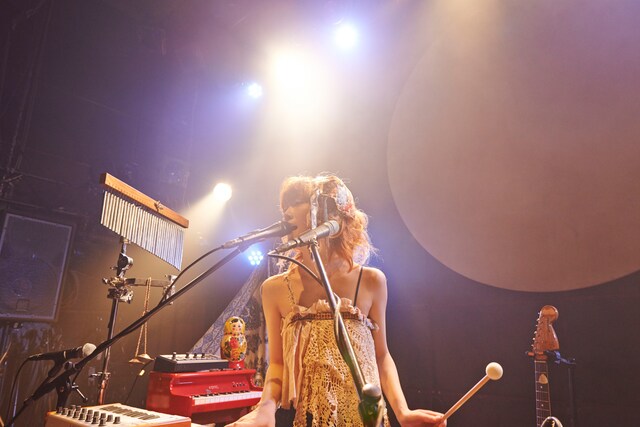 Neat's「『MOA』Release Solo Tour」東京・青山 月見ル君想フ公演の様子。（撮影：笹原清明）