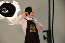 ポスター撮影中の歌広場淳。