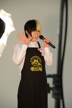 「カラオケルーム歌広場」のユニフォームを着用し、ポーズを決める歌広場淳。