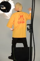 ポスター撮影中の歌広場淳。