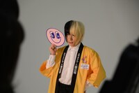 ポスター撮影中の歌広場淳。