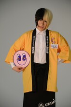 ポスター撮影中の歌広場淳。