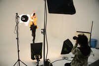 カメラマンのリクエストに応えジャンプする歌広場淳。