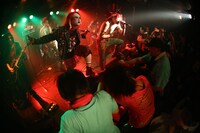 流血ブリザードとザ・クレイジーSKB。（撮影：月夜野ヒズミ）