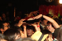 クラウトうどんショー（非常階段 / ゆるめるモ！ / マツイ）の様子。（撮影：月夜野ヒズミ）