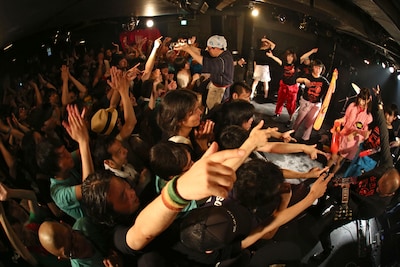 クラウトうどんショー（非常階段 / ゆるめるモ！ / マツイ）の様子。（撮影：月夜野ヒズミ）