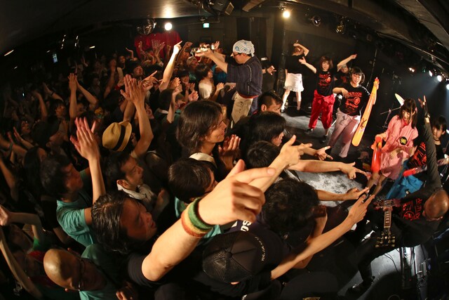 クラウトうどんショー（非常階段 / ゆるめるモ！ / マツイ）の様子。（撮影：月夜野ヒズミ）