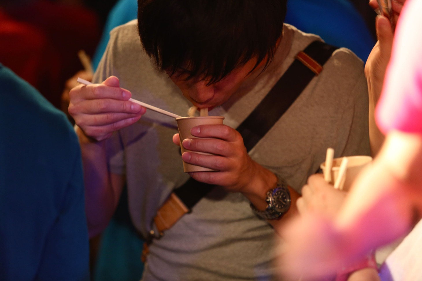 手打ちうどんを食べる来場者。（撮影：月夜野ヒズミ）