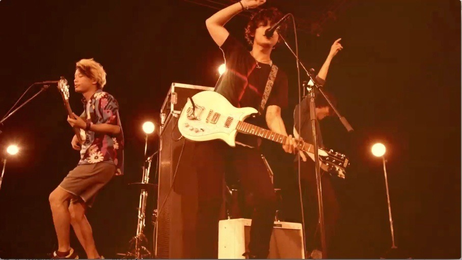 THE ORAL CIGARETTES「起死回生STORY」PVのワンシーン。