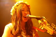 Chelsyのライブの様子。（撮影：上飯坂一）