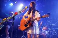 Chelsyのライブの様子。（撮影：上飯坂一）