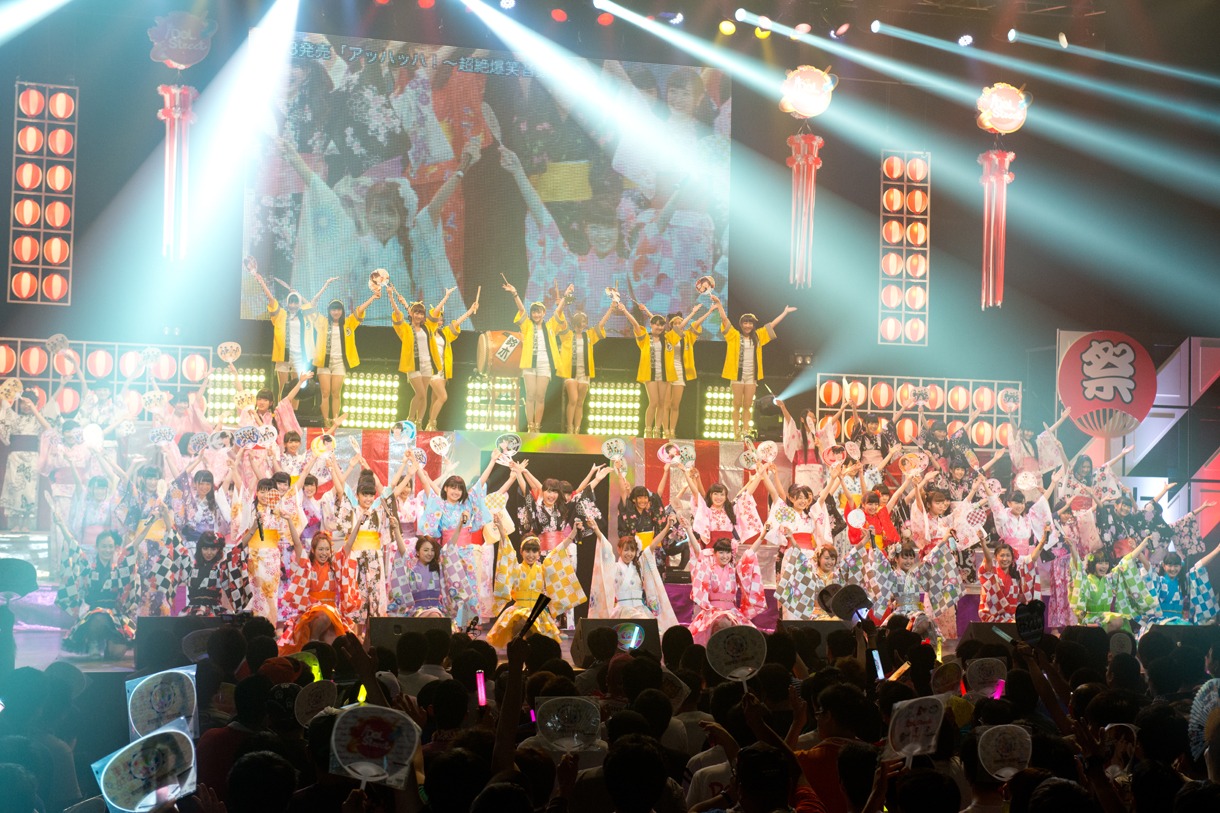 SUPER☆GiRLS新曲「アッハッハ！～超絶爆笑音頭～」初披露の様子。