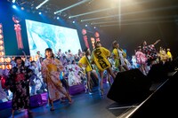 SUPER☆GiRLS新曲「アッハッハ！～超絶爆笑音頭～」初披露の様子。