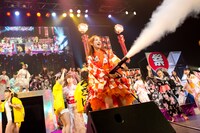 炭酸ガスを放射する後藤彩（SUPER☆GiRLS）。