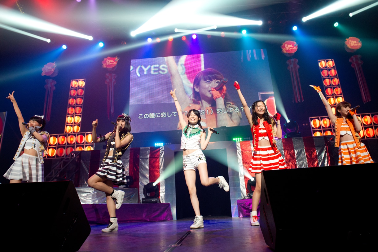 シャッフルユニットによる「恋してYES～これが私のアイドル道！～」歌唱の様子。