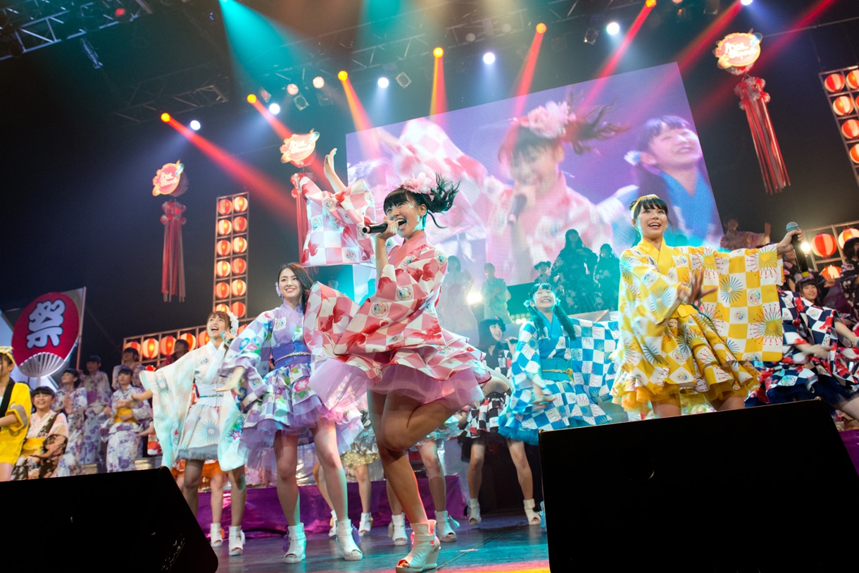 「SUPER☆GiRLS 生誕4周年記念SP アイドルストリートカーニバル2014～超絶爆笑夏祭り～」の様子。