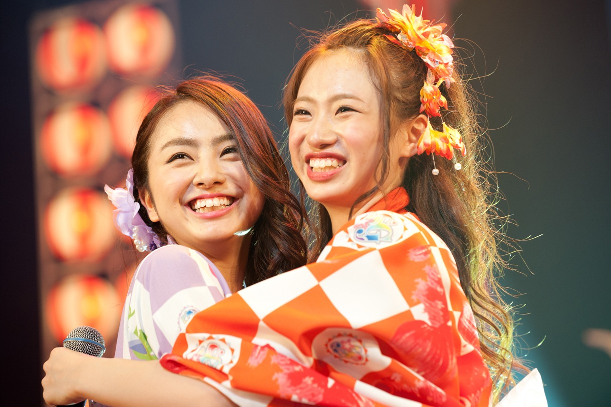 左から荒井玲良、後藤彩（SUPER☆GiRLS）。