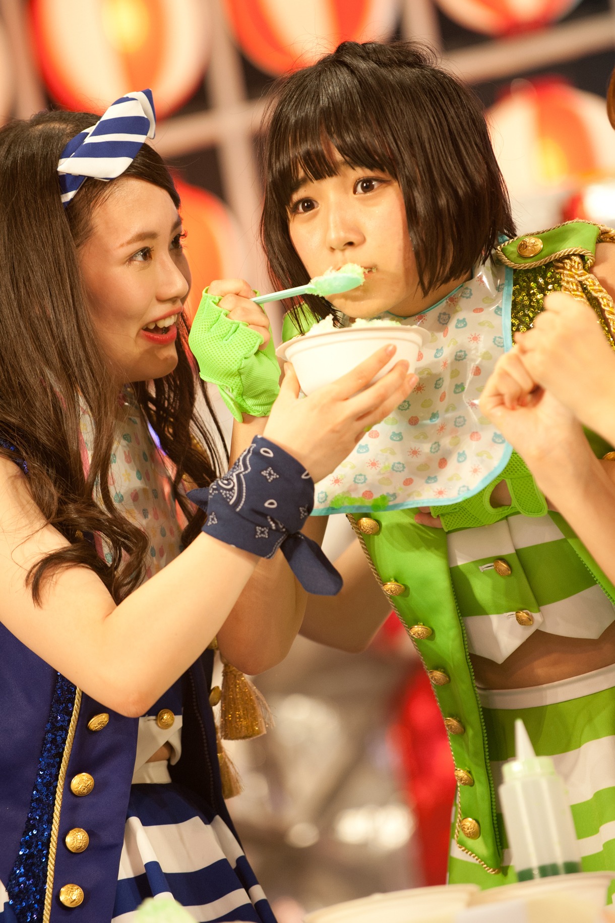 かき氷を食べる浅川梨奈（SUPER☆GiRLS）。