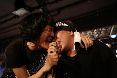 左から石崎ひゅーい、園子温。