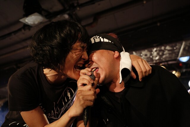 左から石崎ひゅーい、園子温。