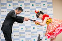 「浜松市やらまいか大使」の委託書授与の様子。