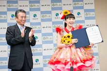 左から鈴木康友浜松市長、百田夏菜子。