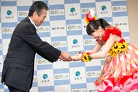 やらまいか大使専用名刺授与の様子。