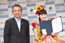 左から鈴木康友浜松市長、百田夏菜子。