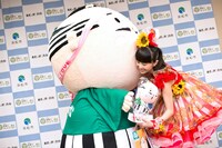 出世大名家康くんから記念品を受け取る様子。