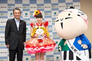 左から鈴木康友浜松市長、百田夏菜子、出世大名家康くん。