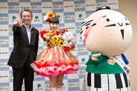 左からZポーズを決める鈴木康友浜松市長、百田夏菜子、出世大名家康くん。