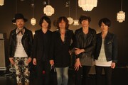 浅井健一を囲む[Alexandros]。