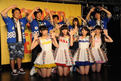 乙女新党（前列）と早稲田大学バンザイ同盟（後列）。