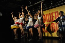 早稲田大学バンザイ同盟と一緒に万歳をする乙女新党。