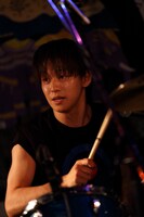 ネガ（Dr）役の谷本幸優。