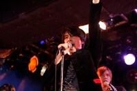 鈴木良一（Vo）役の長谷川博己。