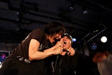 左から石崎ひゅーい、園子温。