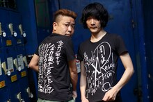 左から園子温、石崎ひゅーい。Tシャツは園子温描き下ろし。