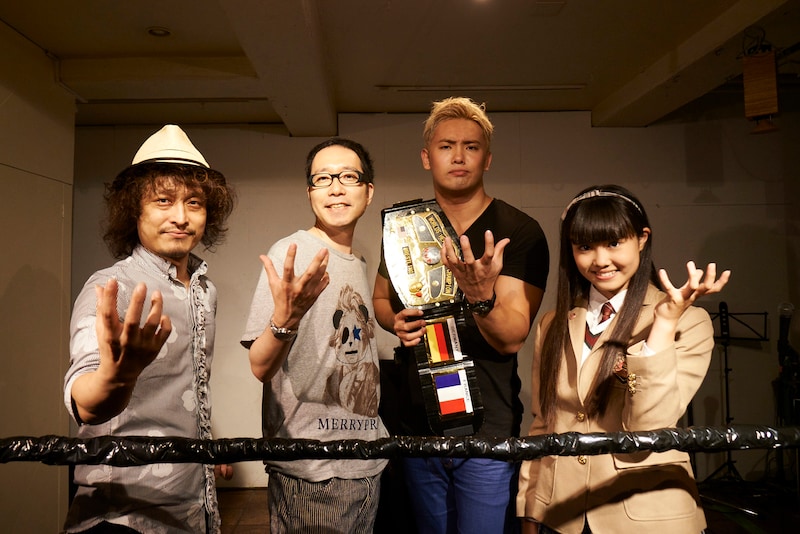 左から高田漣、清野茂樹、オカダ・カズチカ、田口華（さくら学院）。