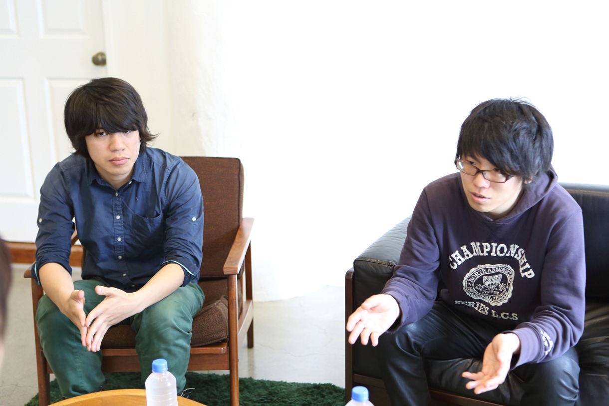 左からノブリル（G, Cho）、デストロイはるきち（Vo, G）。