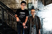 （左から）シソンヌ・じろう、人間椅子の和嶋慎治。