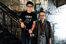 左からシソンヌ・じろう、人間椅子の和嶋慎治（G, Vo）。