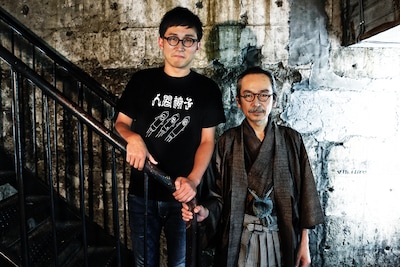 （左から）シソンヌ・じろう、人間椅子の和嶋慎治。