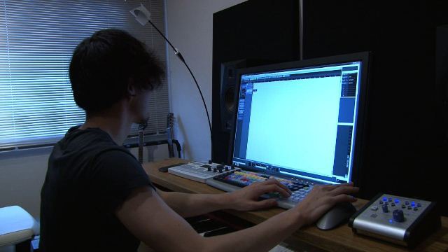 作曲作業を行う蔦谷好位置。