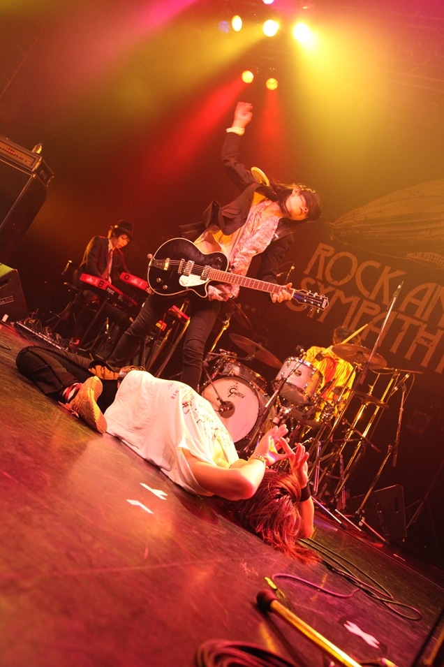 「the pillows 25th Anniversary NEVER ENDING STORY "ROCK AND SYMPATHY TOUR”」THE BOHEMIANSのライブの様子。