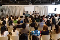 6月21日に行われたクリープハイプのトークショーの様子。