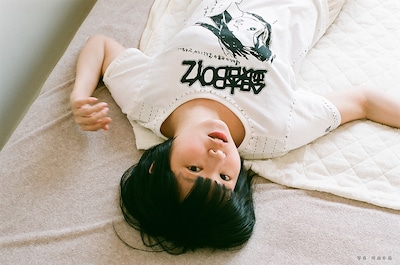 銀杏BOYZ & keisuke kanda 特設サイトに掲載されているモデル着用写真。