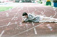 銀杏BOYZ & keisuke kanda 特設サイトに掲載されているモデル着用写真。