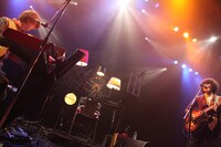 「the pillows 25th Anniversary NEVER ENDING STORY "ROCK AND SYMPATHY TOUR”」カミナリグモのライブの様子。