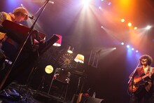 「the pillows 25th Anniversary NEVER ENDING STORY "ROCK AND SYMPATHY TOUR”」カミナリグモのライブの様子。